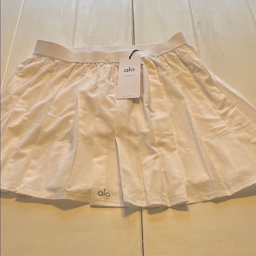 ALO/Pleated skort/white/NWT!/super cute! Size Large
THIS IS $98 RETAIL ITEM